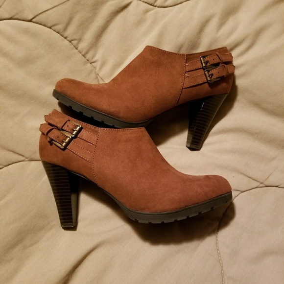 White Mountain Shoes - White Mountain ankle bootie